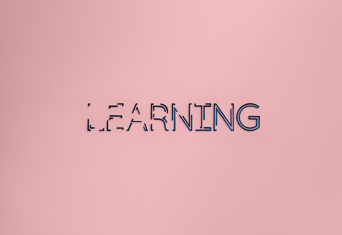 Separadores que, através de recorte de papel, representam conceitos complexos de neurociência, como os caminhos de aprendizagem e circuitos cerebrais.