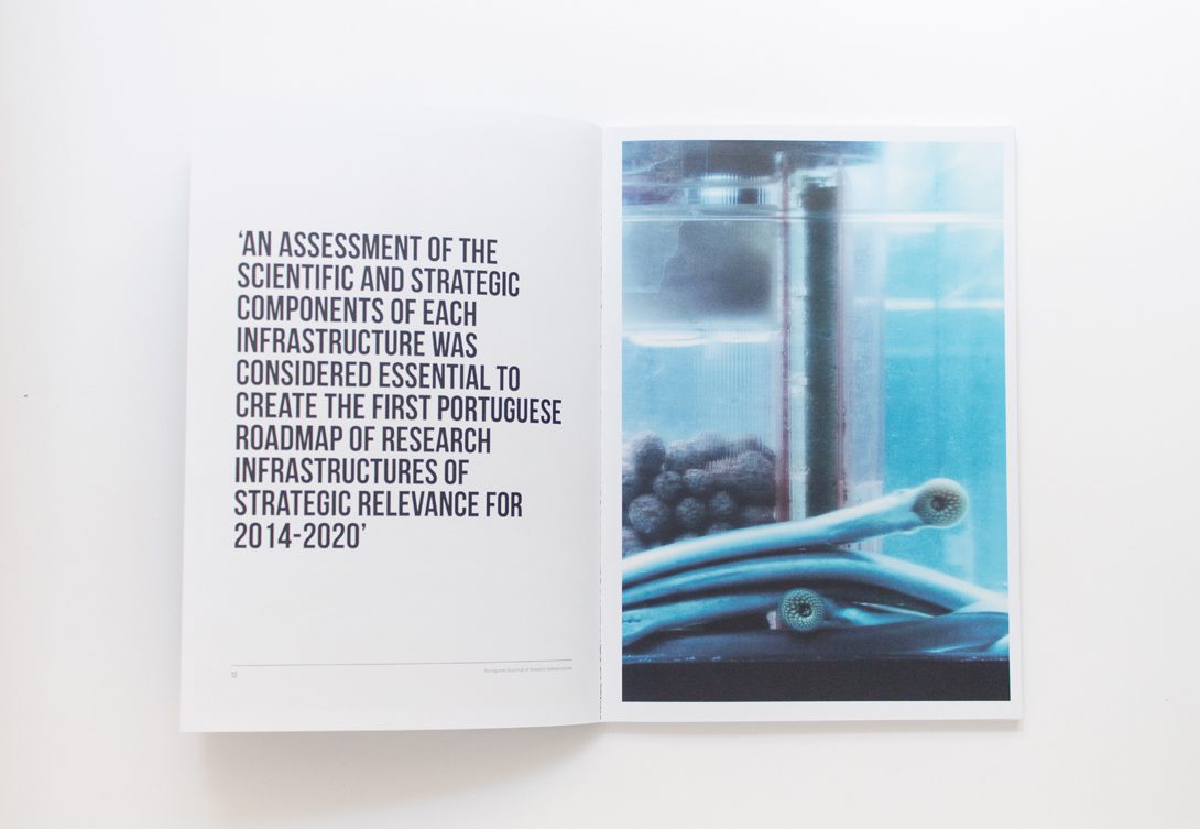 Dupla de páginas, onde uma frase principal em tipografia bold contrasta com uma imagem lateral, realçando a hierarquia visual e o design.