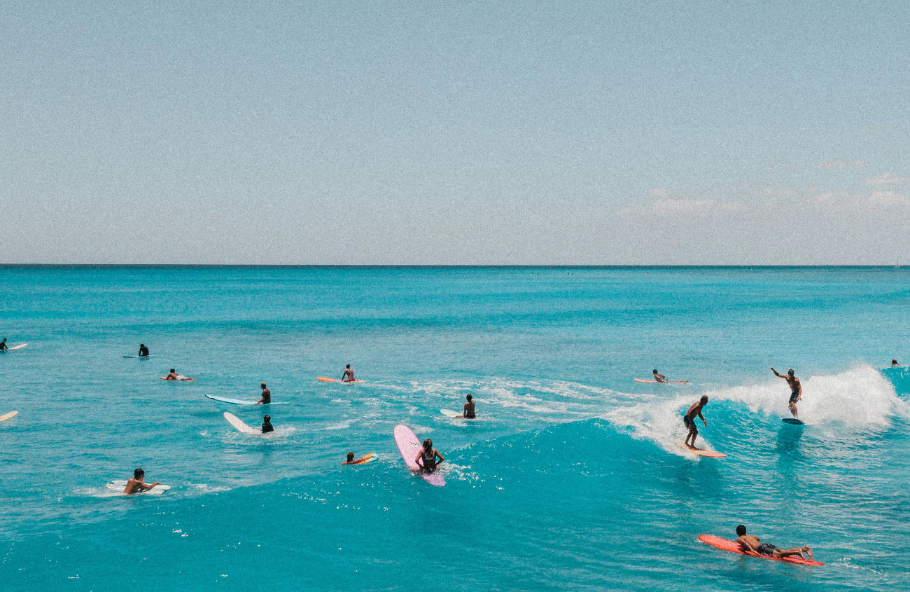 Uma imagem de surfistas no oceano, com as cores e a sensação de liberdade a personificar a filosofia central do nosso estúdio. Uma imagem de surfistas no oceano, com as cores e a sensação de liberdade a personificar a filosofia central do nosso estúdio.