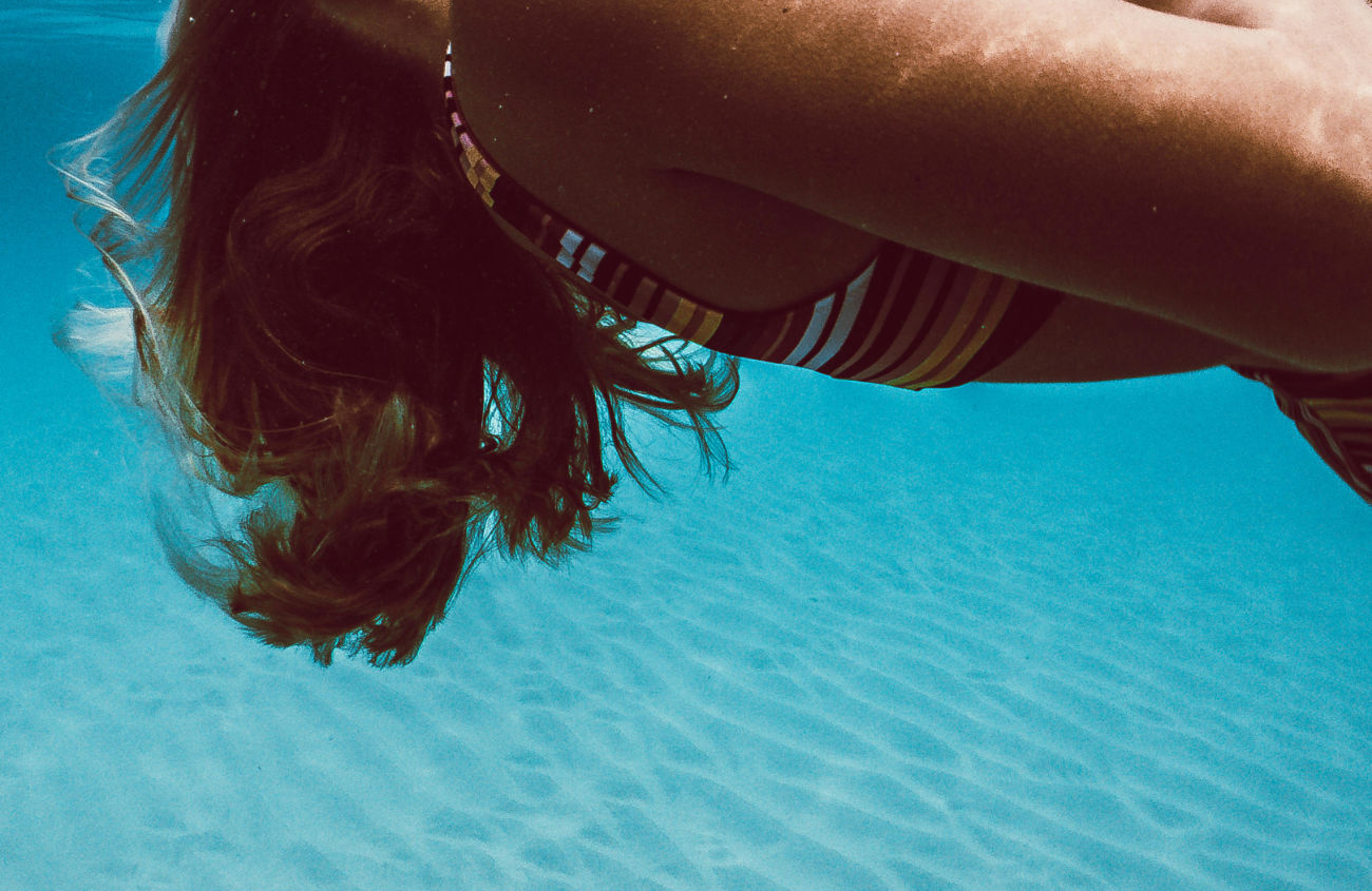 Pormenor de uma pessoa a flutuar no oceano, simbolizando o propósito e o impacto emocional de um projeto.