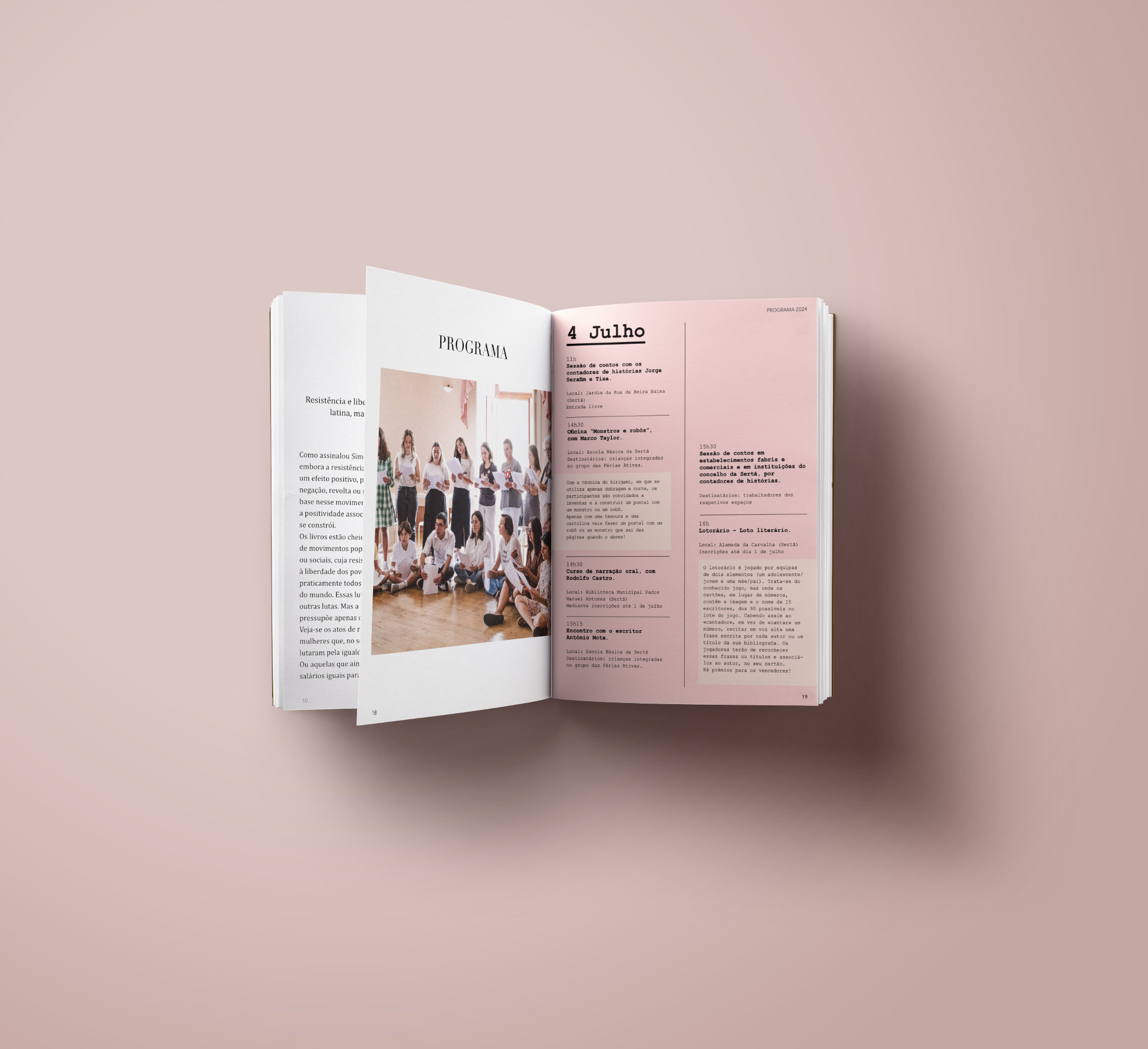 Uma fotografia de perto do horário do evento no guia, que destaca a clareza da tipografia e a organização baseada no tempo