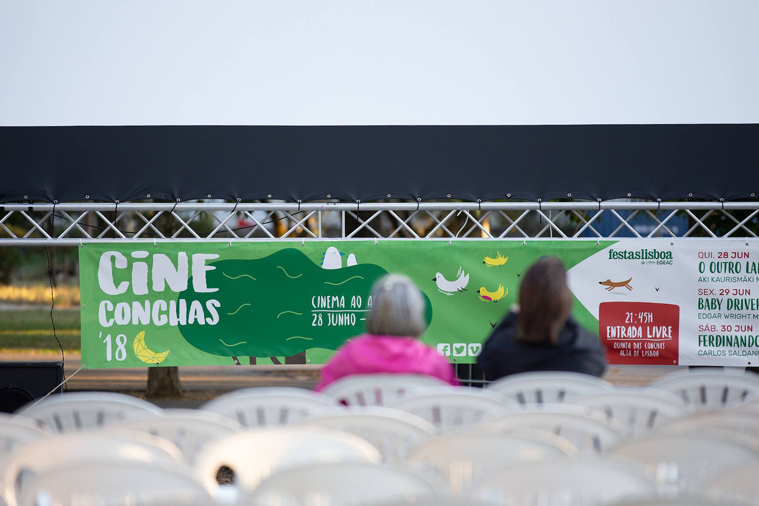 Suporte impresso com o design do festival, evidenciando a função de comunicação no recinto.