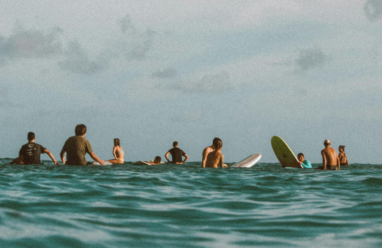 Uma imagem de surfistas no oceano, com as cores e a sensação de liberdade a personificar a filosofia central do nosso estúdio.