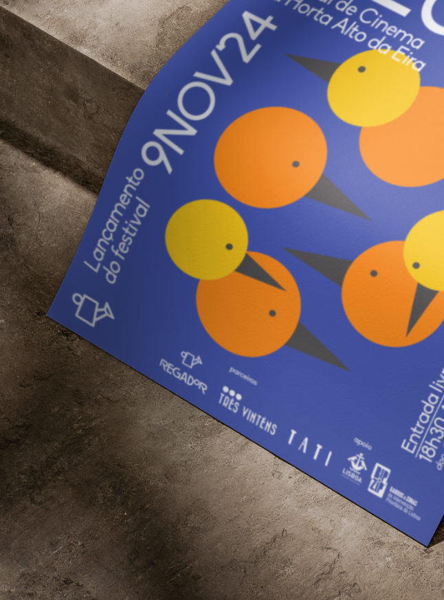 Pormenor de um cartaz com design visual de alta qualidade, destacando a tipografia cuidadosamente escolhida, a textura do papel e o alinhamento preciso dos elementos gráficos.