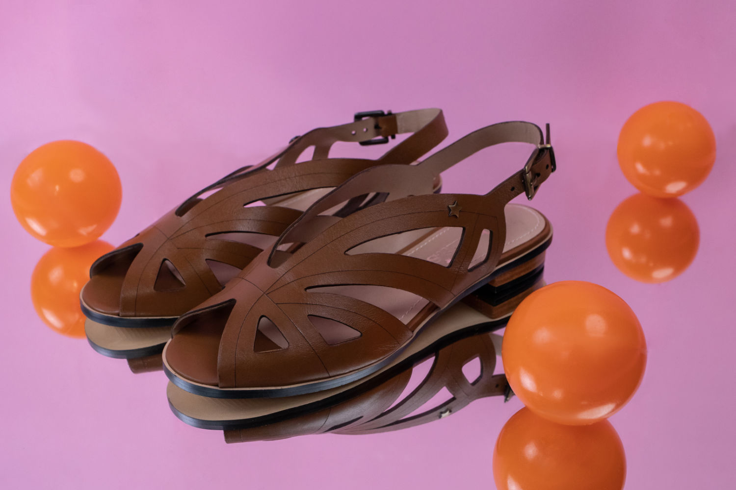 Imagem da campanha de Calçado Português, ilustrando a nova identidade visual disruptiva com um espírito leve, alegre e contemporâneo