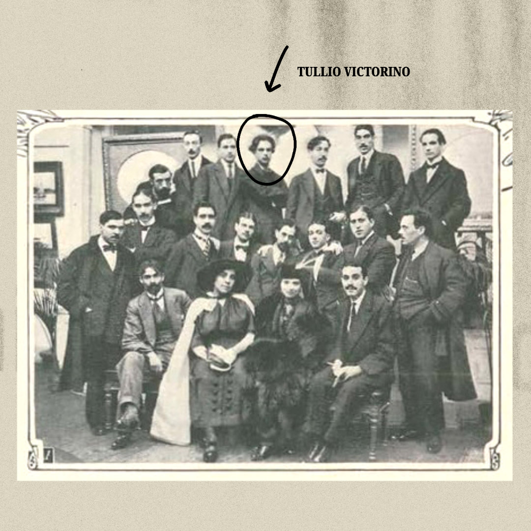 Fotografia de arquivo do artista, com o design da publicação a emoldurar a imagem