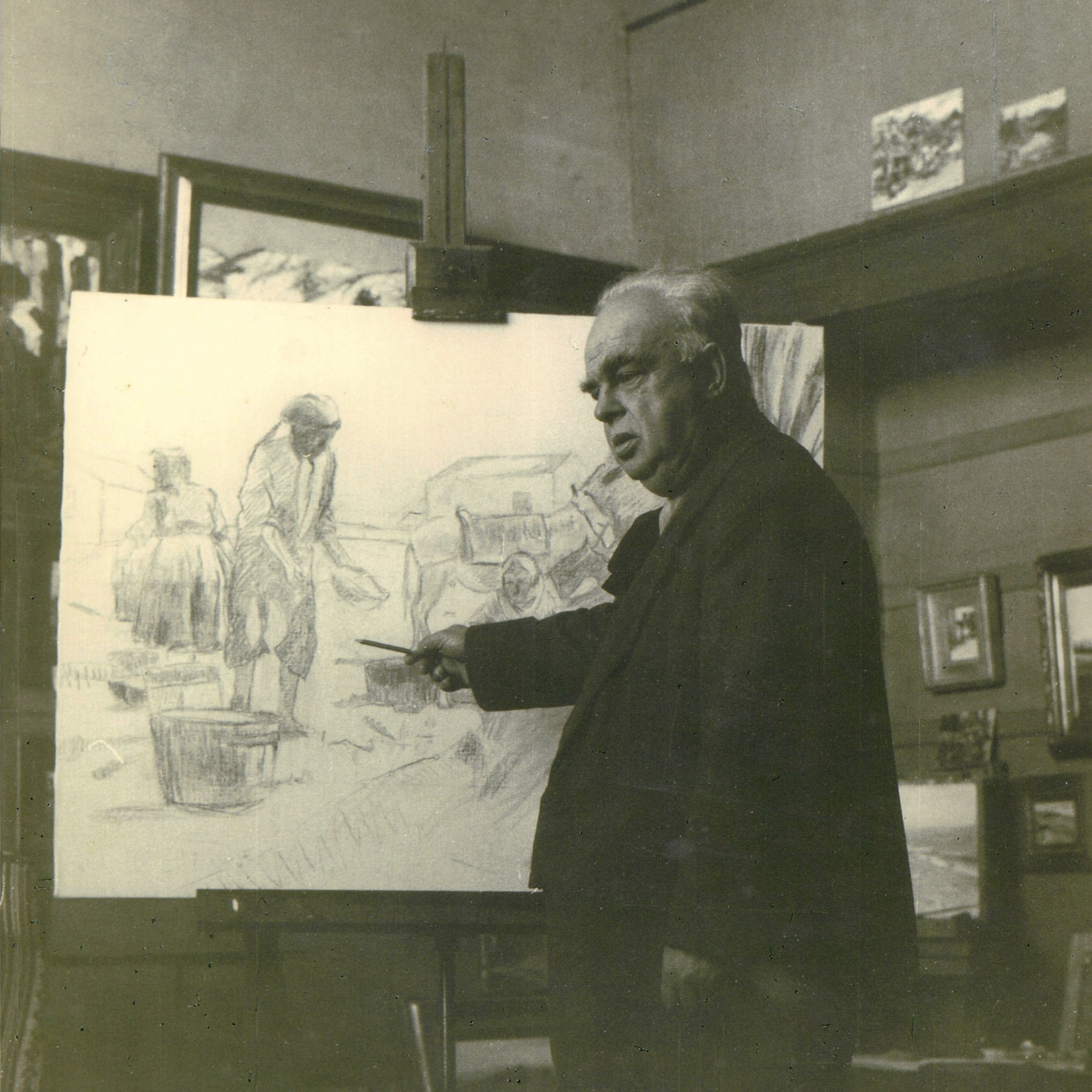 Uma fotografia de arquivo do artista dentro do seu atelier, mostrando o seu espaço de trabalho