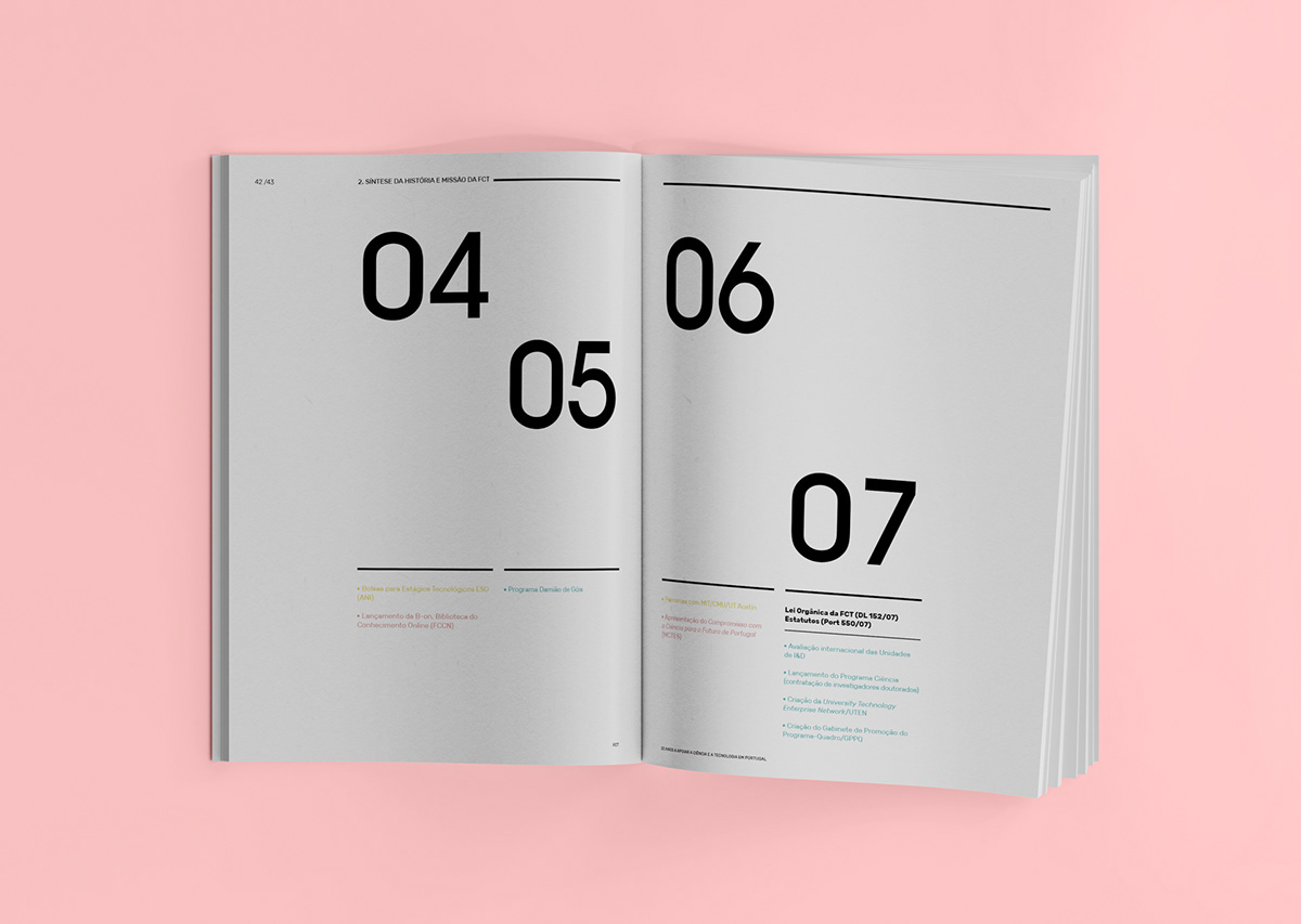 Pormenor de duas páginas abertas, realçando a qualidade da impressão e a atenção ao detalhe no espaçamento do texto para uma leitura elegante.