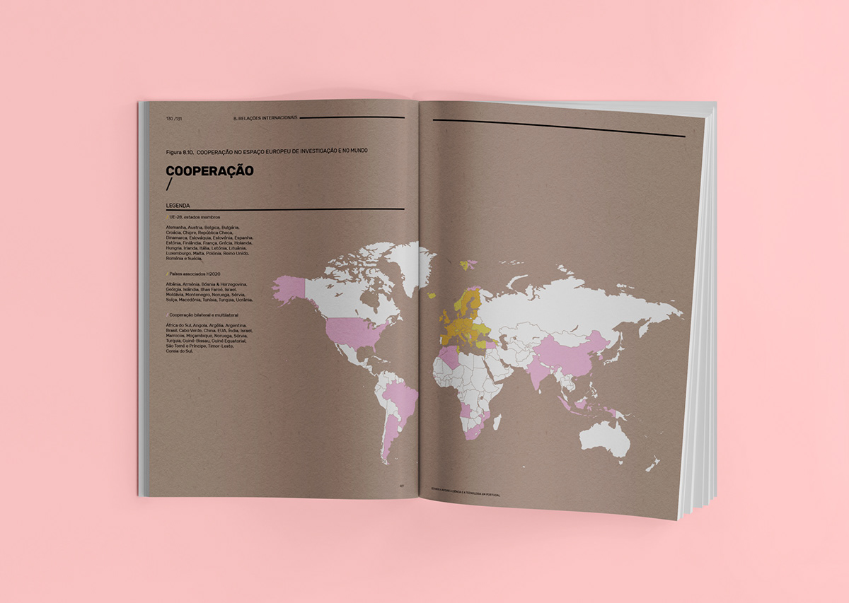 Vista da dupla de páginas, mostrando um alinhamento intencional entre o bloco de texto e a imagem principal.