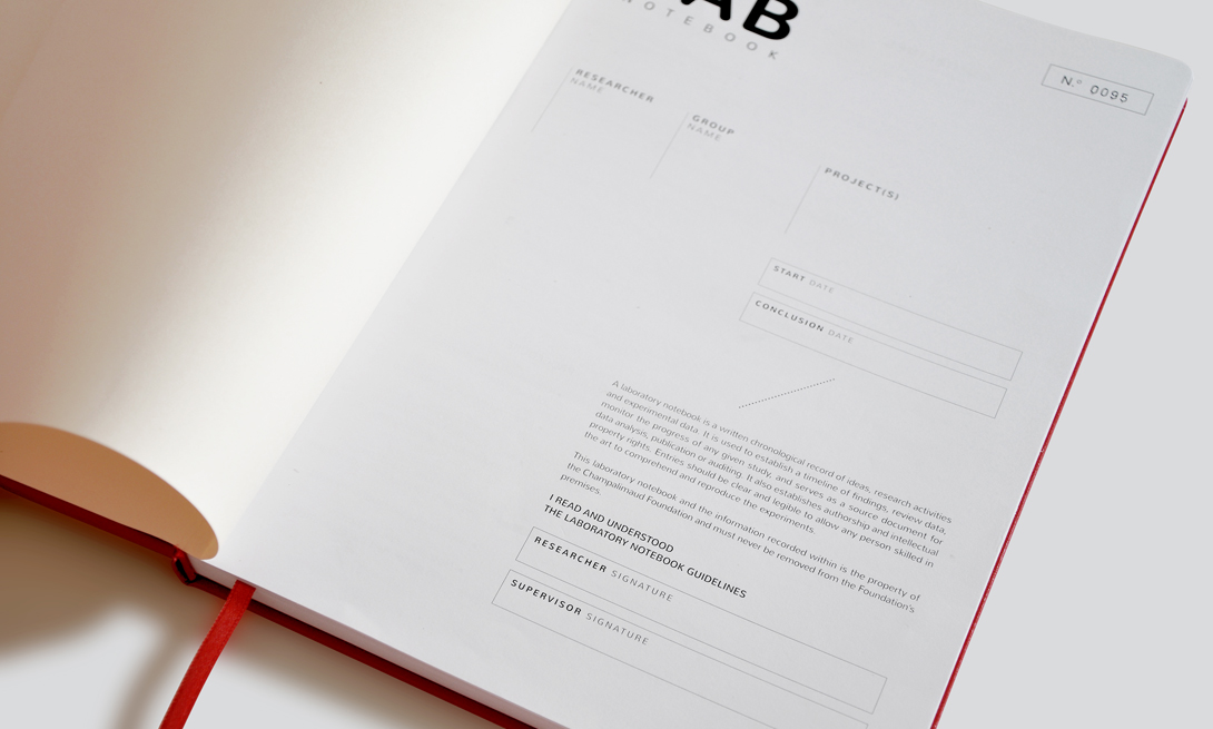 Imagem do LabBook da instituição, mostrando o design editorial e a estrutura visual criada para o registo de experiências e processos em laboratório.