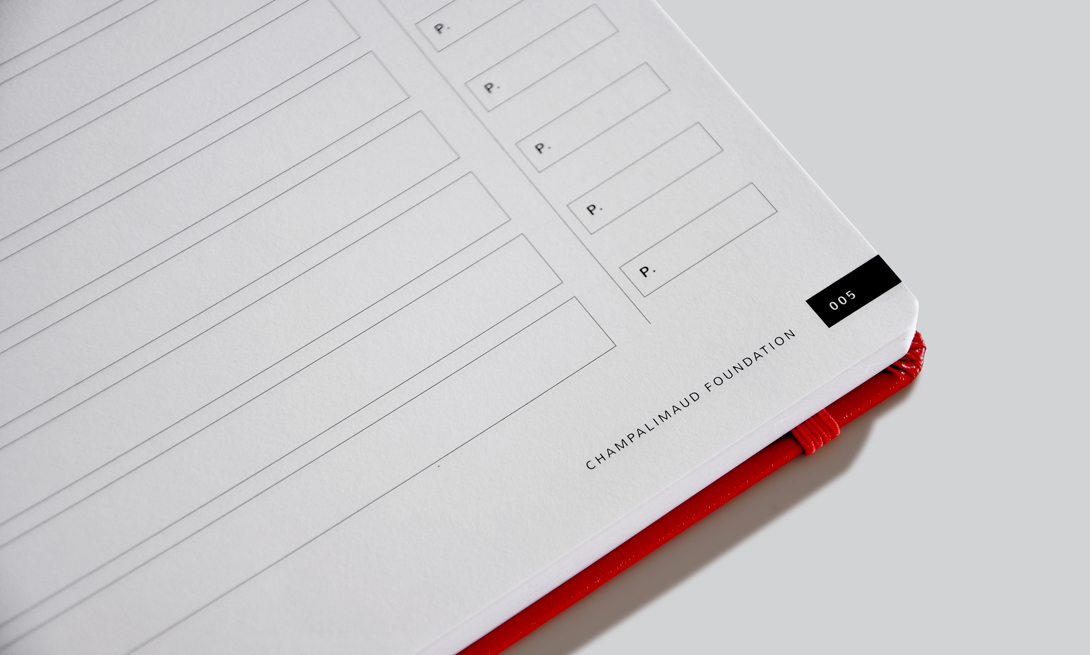 Detalhe do LabBook, um livro concebido para o Registo e a Ciência, evidenciando o layout e a organização visual do material científico.